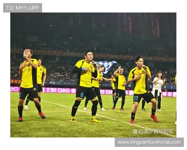 足球明星走过街头瞬间引发市民热议见证偶像的魅力与激情