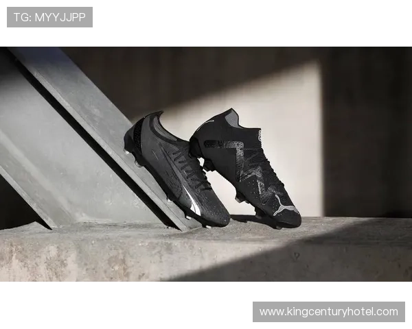 黑色足球鞋球星专属上脚图案解析打造个性化比赛风格